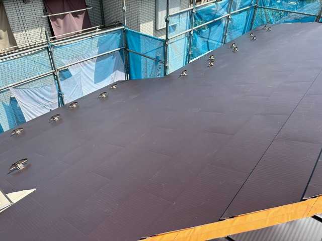 新規屋根材の施工中